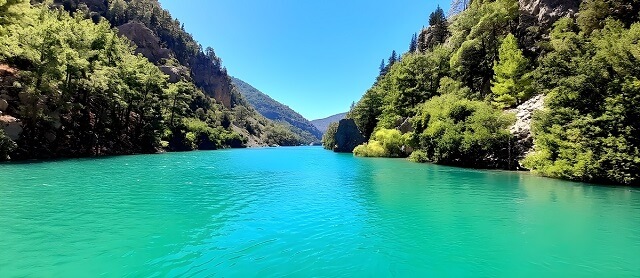 Widoki podczas pływania po Zielonym Kanionie