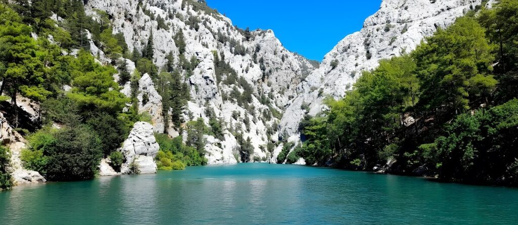 Miejsce, gdzie podziemne źródło wymieszało się z wodą jeziora