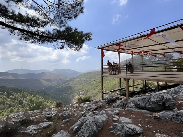 Platforma widokowa na szczycie góry