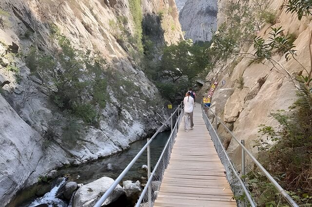 Most dla pieszych wzdłuż kanionu Sapadere