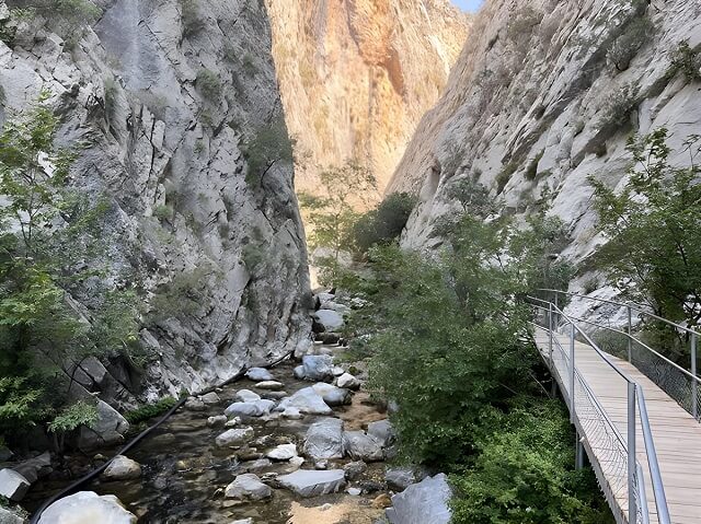 Most dla pieszych wzdłuż kanionu Sapadere