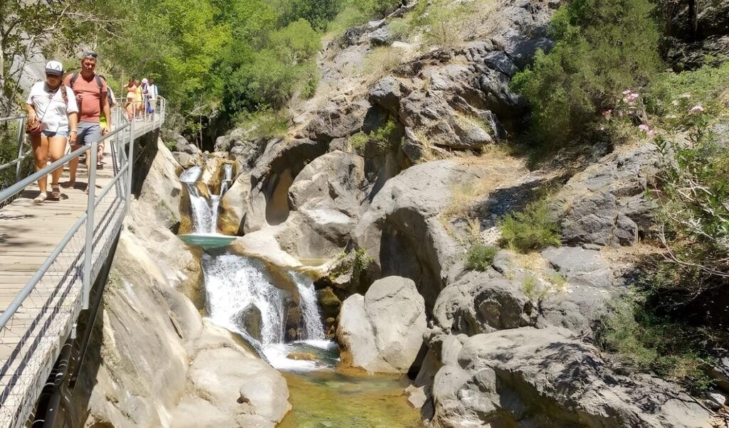 Most dla pieszych wzdłuż kanionu Sapadere