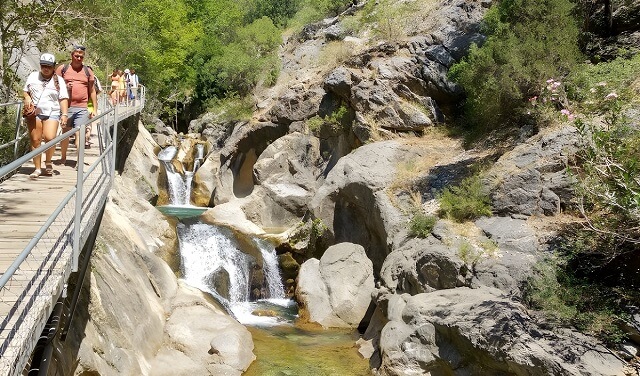 Most dla pieszych wzdłuż kanionu Sapadere