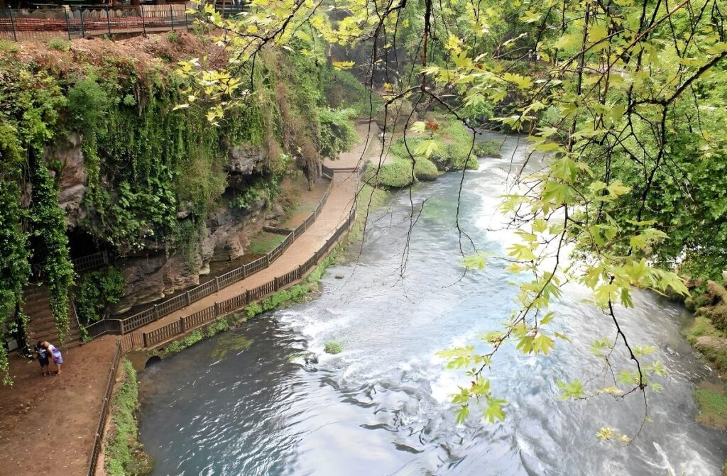 Park obok wodospadu Górny Duden