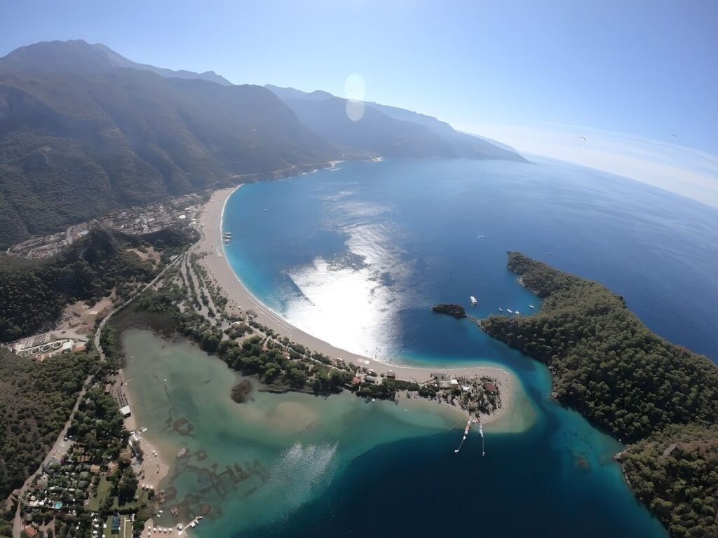 Widok plaży Oludeniz podczas lotu paralotnią