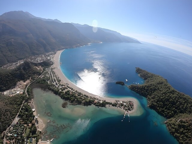 Widok plaży Oludeniz podczas lotu paralotnią