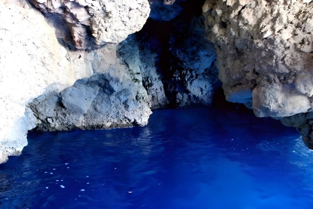 Jaskinie na wyspie Suluada