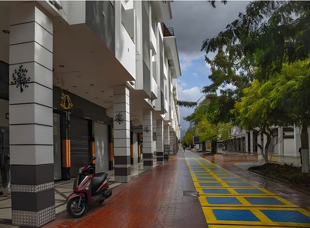 Deptak Münir Özkul Liman Caddesi w Kemerze