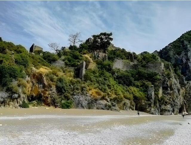 Plaża niedaleko ruin miasta Olympos