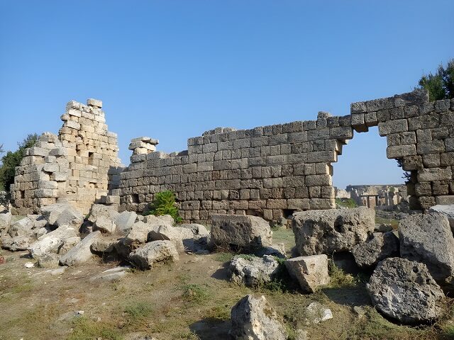 Ruiny murów obronnych w Perge