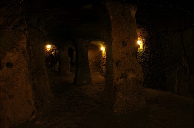 Kolumny w podziemnym mieście Derinkuyu